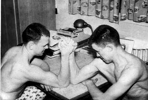 Arm Wrestling (3).jpg (16419 bytes)